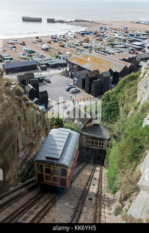 Ein Pkw, der den East Cliff Lift aufsteigt, eine Standseilbahn in Hastings - wie vom anderen Auto beim Abstieg fotografiert. Es ist das steilste Fu Stockfoto