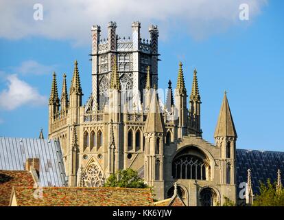 Kathedrale von Ely, Cambridgeshire, England. Das Oktogon mit zentralen hölzerne Laterne von Südwesten gesehen Stockfoto