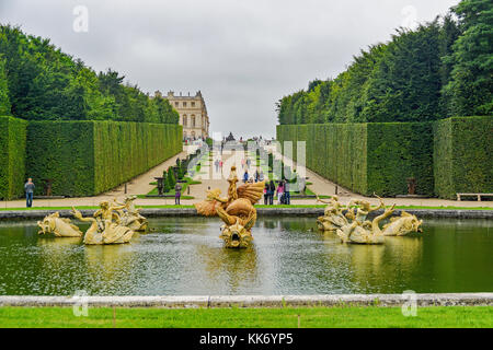Drachen Brunnen vor dem Schloss von Versailles im Sommer 2014 übernommen. Stockfoto