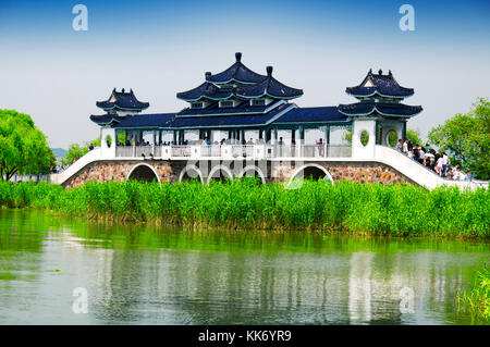 Mai 16, 2015 See tai, China. chinesische Touristen zu Fuß über die Brücke der Begegnung Fee auf See tai oder taihu in China Wuxi in der Provinz Jiangsu. Stockfoto