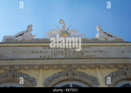 Wien, Österreich - Apr 30th, 2017: Statue des Erziehungsberechtigten auf die Gloriette in Schönbrunn in Wien, Österreich, im Jahre 1775 von dem Architekten Johann Ferdinand hetzendorf von hohenberg, klarer Himmel mit der Sonne im Hintergrund Stockfoto