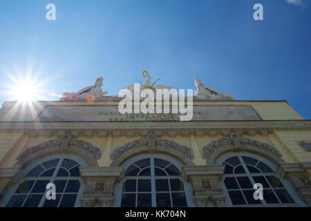 Wien, Österreich - Apr 30th, 2017: Statue des Erziehungsberechtigten auf die Gloriette in Schönbrunn in Wien, Österreich, im Jahre 1775 von dem Architekten Johann Ferdinand hetzendorf von hohenberg, klarer Himmel mit der Sonne im Hintergrund Stockfoto