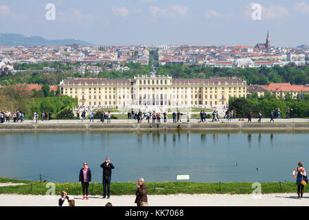 Wien, ÖSTERREICH - Apr 30th, 2017: Klassische Ansicht der berühmten Schloss Schönbrunn mit großem Parterre Garten mit Menschen zu Fuß an einem sonnigen Tag mit blauen Himmel und Wolken im Sommer. Der Palast ist eine ehemalige Kaiserliche 1441 - Zimmer Rokoko Sommerresidenz Sissi Kaiserin Elisabeth von Österreich Stockfoto