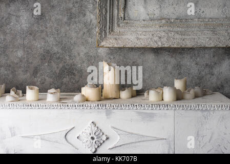 Verbrannt Wachs Kerzen auf dem alten Kamin Stockfoto