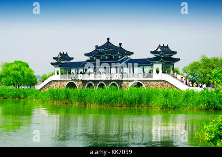 Mai 16, 2015 See tai, China. chinesische Touristen zu Fuß über die Brücke der Begegnung Fee auf See tai oder taihu in China Wuxi in der Provinz Jiangsu. Stockfoto