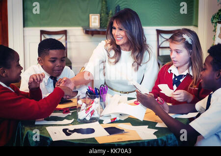 US First Lady Melania Trump mit Militärkindern während der Enthüllung der jährlichen Weihnachtsdekoration im Weißen Haus am 27. November 2017 in Washington, DC. Das Thema dieses Jahres ist „altehrwürdige Traditionen“, die 200 Jahre Feiertage im Weißen Haus respektieren. Stockfoto