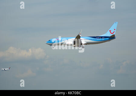 Frankfurt, Deutschland - 09.th, 2017: tuifly Airlines Boeing 737-800 landet am Flughafen Frankfurt, Boeing 737 Next Gen, msn 41660, Registrierung d-Atun, Tuifly - eine deutsche Freizeitaktivitäten Fluggesellschaft durch die Reise- und Touristikkonzern TUI Group Stockfoto