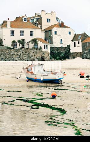 Eine malerische Ecke der alten Boot Hafen von St. Ives an der Nordküste von Cornwall, England, Großbritannien. Ebbe Stockfoto
