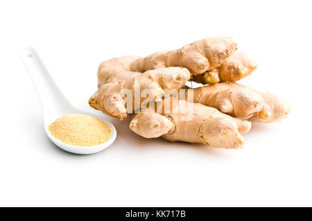 Getrocknete und frische Ingwerwurzel auf weißem Hintergrund. Stockfoto