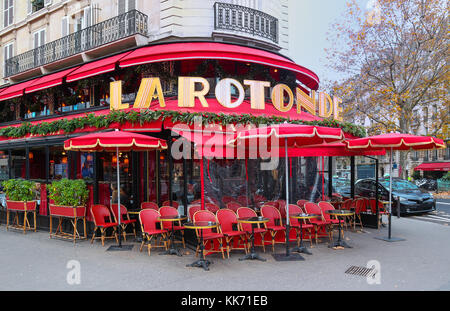 Das berühmte Café La Rotonde für Weihnachten, Paris, Frankreich eingerichtet. Stockfoto