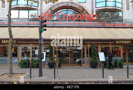 Paris, Frankreich - 26. November 2017: La Coupole im Viertel Montparnasse - eines der legendärsten und berühmtesten Pariser Cafés. Es gab oft Stockfoto