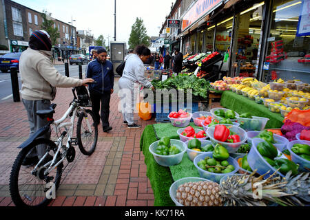 Kunden, Obst & Gemüse außerhalb des Shops in Luton, Bedfordshire, England angezeigt Stockfoto