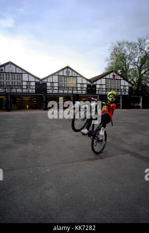 Teenager tun einen Wheelie auf seinem Fahrrad in Bedford, Bedfordshire, England Stockfoto