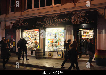 Gerry's Weine & Spirituosen aus Lizenz auf Old Compton Road in Soho, London, England Stockfoto