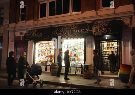 Gerry's Weine & Spirituosen aus Lizenz auf Old Compton Road in Soho, London, England Stockfoto