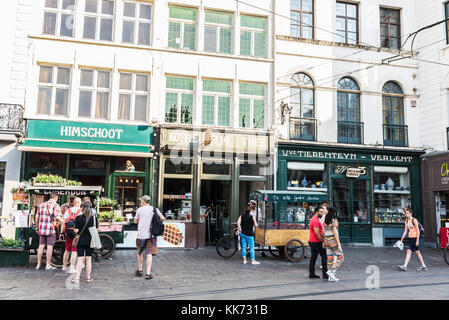 Gent, Belgien - 28. August 2017: Candy stehen auf der Straße mit Menschen um in der Altstadt der mittelalterlichen Stadt Gent, Belgien Stockfoto