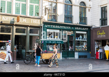 Gent, Belgien - 28. August 2017: Candy stehen auf der Straße mit Menschen um in der Altstadt der mittelalterlichen Stadt Gent, Belgien Stockfoto