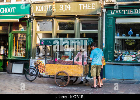 Gent, Belgien - 28. August 2017: Candy stehen auf der Straße mit Menschen um in der Altstadt der mittelalterlichen Stadt Gent, Belgien Stockfoto