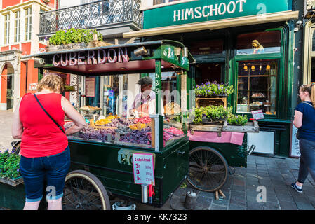 Gent, Belgien - 28. August 2017: Candy stehen auf der Straße, spezialisiert auf cuberdon mit Menschen um in der Altstadt der mittelalterlichen Stadt Gent, Stockfoto