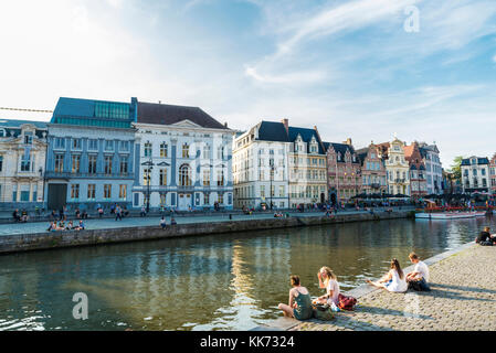 Gent, Belgien - 28 August, 2017: die Menschen Spaß haben neben dem Fluss in der mittelalterlichen Stadt Gent, Belgien Stockfoto