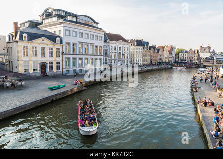 Gent, Belgien - 28 August, 2017: die Menschen Spaß haben neben dem Fluss in der mittelalterlichen Stadt Gent, Belgien Stockfoto