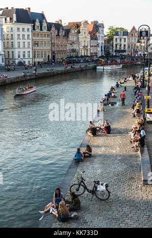 Gent, Belgien - 28 August, 2017: die Menschen Spaß haben neben dem Fluss in der mittelalterlichen Stadt Gent, Belgien Stockfoto