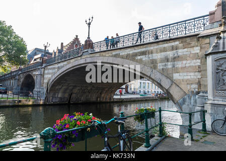 Gent, Belgien - 28, 2017 August: Brücke von St. Michael mit Menschen um in der mittelalterlichen Stadt Gent, Belgien Stockfoto