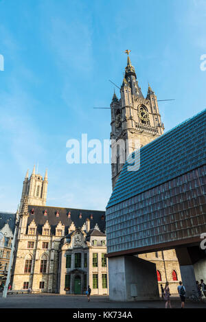 Gent, Belgien - 28. August 2017: Glockenturm und stadshal mit Menschen um in der mittelalterlichen Stadt Gent in Belgien Stockfoto