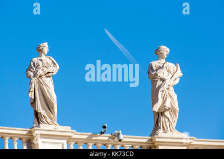 Vatikan, 19. November 2017: Statuen von Heiligen und Überwachungskameras auf dem Petersplatz Stockfoto