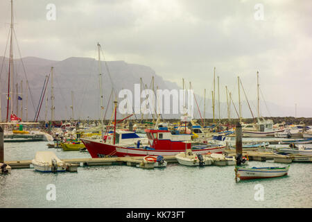 LANZAROTE, SPANIEN-6. November 2017: Der Hafen von Caleta del Sebo in La Graciosa. Stockfoto