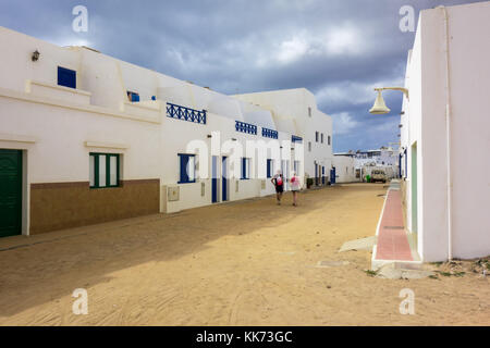 LANZAROTE, SPANIEN-6. November 2017: Touristen spazieren durch die Straßen von La Gracisoa, einer der kleinen Inseln im Norden Lanzarotes. Stockfoto