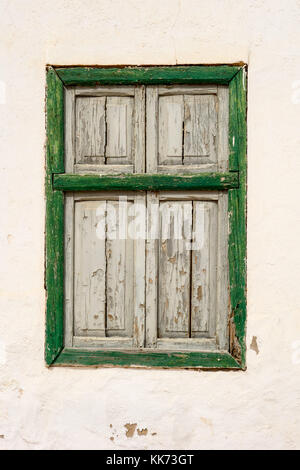 LANZAROTE, SPANIEN-6. Nov 2017: Traditionelle Holzfenster von La Gracisoa, einer der kleinen Inseln im Norden Lanzarotes. Stockfoto