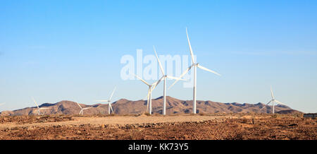 Entlang der Autobahn 8 Richtung Osten auf der Grenze von Kalifornien und Mexiko, können Sie sehen, die Windenergieanlagen in einem Windpark, die Elektrizität für die generieren kann Stockfoto