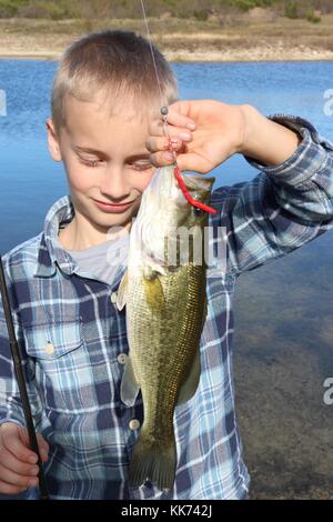 Jungen zeigen, ein großer Fisch fing er Stockfoto