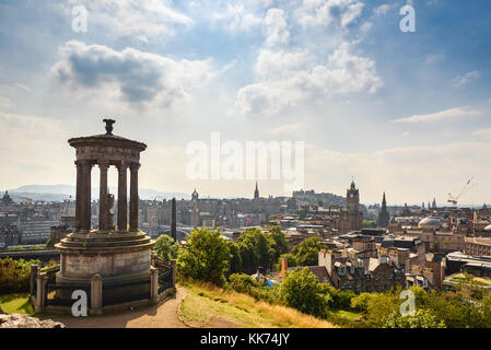 Wunderschöne Aussicht auf Edinburgh City von Calton Hill, Schottland Stockfoto