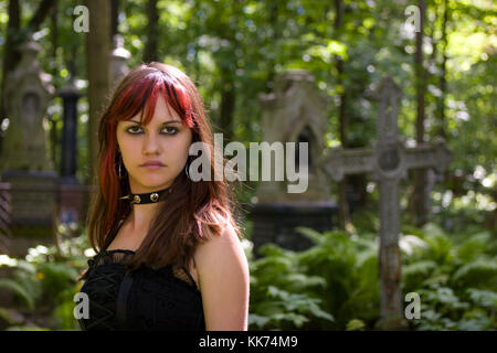 Gothic Girl walking durch Friedhof an Sie Stockfoto