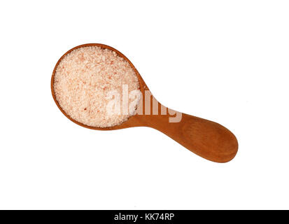 Sie schließen einen hölzernen Schaufeln Löffel voll von kleinen feine Kristalle rosa Himalaya Salz auf weißem Hintergrund, erhöhte Ansicht von oben, direkt über Stockfoto