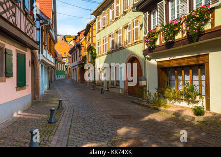 Weg mit alten bunten Häuser in der Stadt Barr, auf der Weinstraße des Elsass, Frankreich Stockfoto