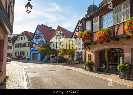Dorf Andlau, Mitglied der Städte und Dörfer in der Blüte der Wettbewerb in Frankreich, Ausläufern der Vogesen auf der Weinstraße des Elsass, Frankreich Stockfoto