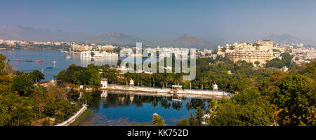 Anzeigen von udaipur von machla Magra (Fisch Hill). See Pichola, udaipur Hügel, City Palace, Taj Lake Palace Hotel und den zahlreichen Attraktionen der Stadt. Uda Stockfoto