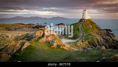 Twr mawr Leuchtturm, llanddwyn Island, Anglesey, Nordwales uk. historischen Leuchtturm bei Sonnenuntergang unter einem bewölkten Himmel genommen Stockfoto