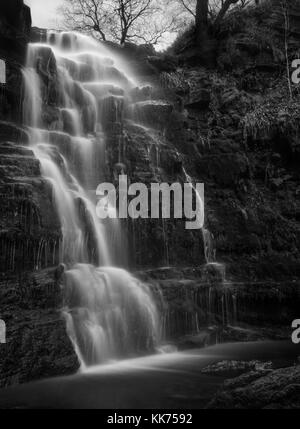 Mittlere schwarze Clough Wasserfall, Peak District, Langzeitbelichtung, Schwarz und Weiß Stockfoto