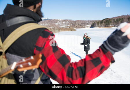 Paar Schneeball kämpfen und Spaß auf einem zugefrorenen See Stockfoto