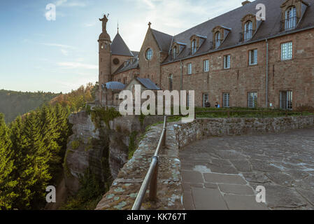 - Mont Sainte Odile Abbey, auch als hohenburg Abtei bekannt, Mont Sainte-odile, in deutscher Sprache Odilienberg, Peak in den Vogesen, Elsass, Frankreich Stockfoto