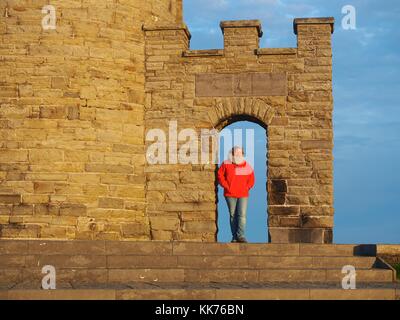 Sonnenaufgang auf den Klippen von Moher Grafschaft Clare Irland, den wilden Atlantik, surfen Sie auf die Felsen brechen. Ruhig und dennoch dramatisch. Stockfoto