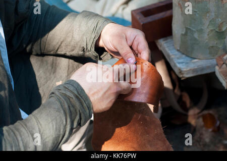 Italien, Lombardei, Mittelalter Reenactment alte Handwerke, nähen Leder Stockfoto