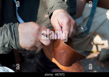 Italien, Lombardei, Mittelalter Reenactment alte Handwerke, nähen Leder Stockfoto