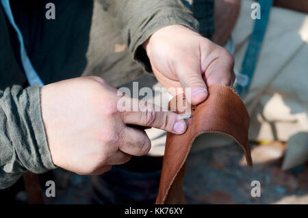 Italien, Lombardei, Mittelalter Reenactment alte Handwerke, nähen Leder Stockfoto