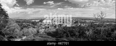 Anbetung Pavillon Ruinen: Norden und Süden Palace, Nandi, Pavillon und Baray, vor - längst vergangene angkorianische Khmer Hindu Tempel Landschaft von Wat Phou, Champasak, Laos Stockfoto