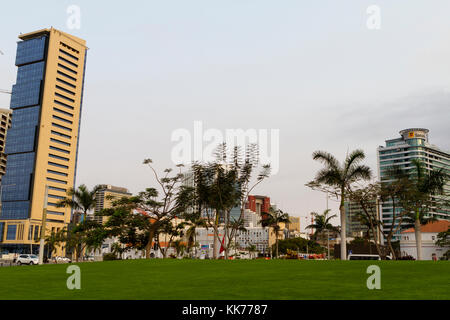 Modernes Gebäude im Zentrum von Luanda, der Hauptstadt von Angola Stockfoto